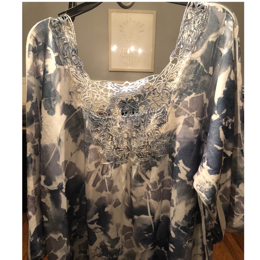 Cute loose light sweater with appliqué 3x